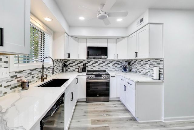 111 W Brandon Court E24, Palatine, IL 60067