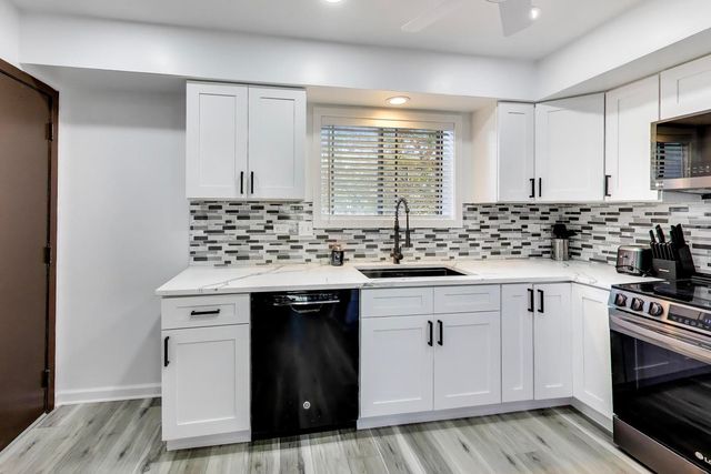 111 W Brandon Court E24, Palatine, IL 60067