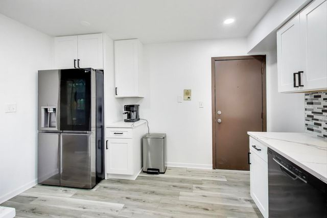 111 W Brandon Court E24, Palatine, IL 60067