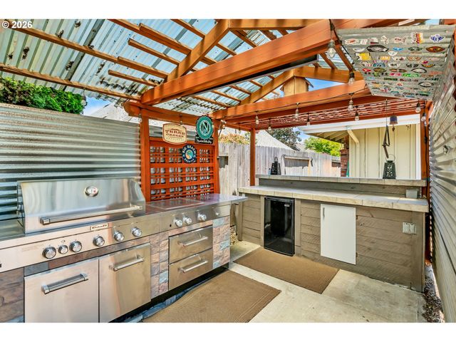 1320 INGLEWOOD Ave, Eugene, OR 97401