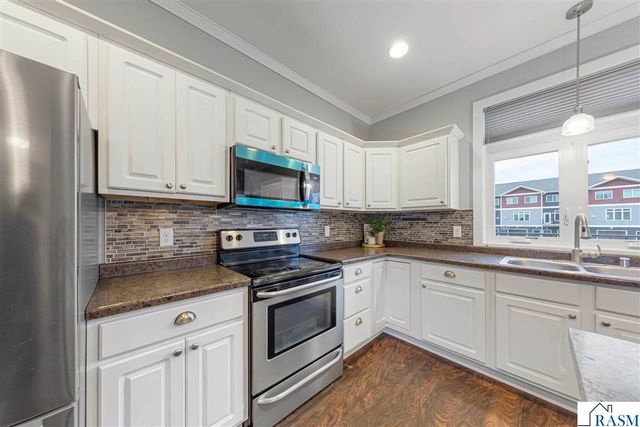 2155 Rolling Green Lane, North Mankato, MN 56003