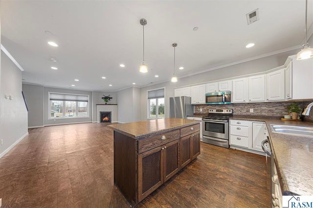 2155 Rolling Green Lane, North Mankato, MN 56003