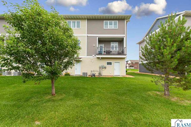 2155 Rolling Green Lane, North Mankato, MN 56003