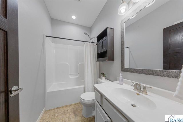 2155 Rolling Green Lane, North Mankato, MN 56003