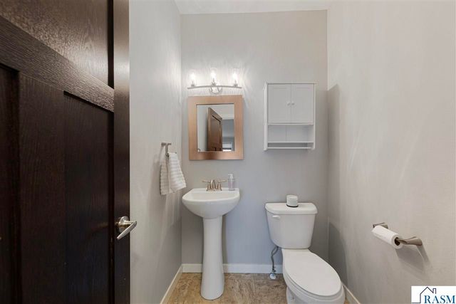 2155 Rolling Green Lane, North Mankato, MN 56003