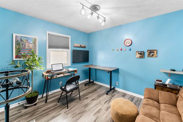 400 Laura St, Salina, KS 67401