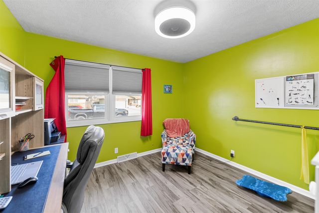 400 Laura St, Salina, KS 67401