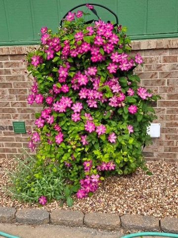 400 Laura St, Salina, KS 67401