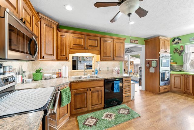 400 Laura St, Salina, KS 67401