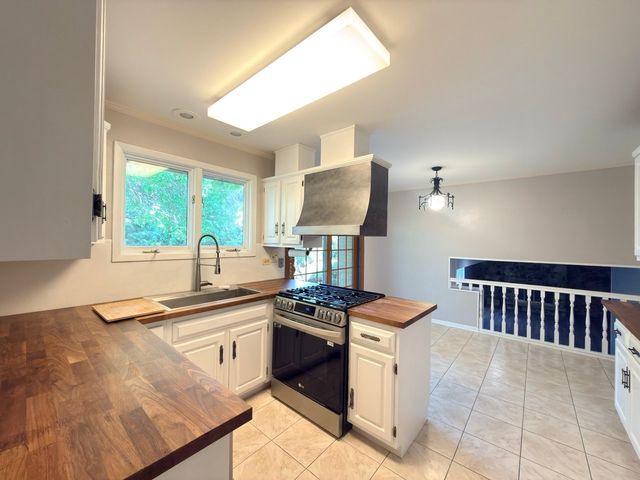 7826 Dunham Road, Downers Grove, IL 60516