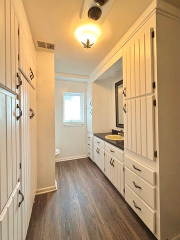 7826 Dunham Road, Downers Grove, IL 60516