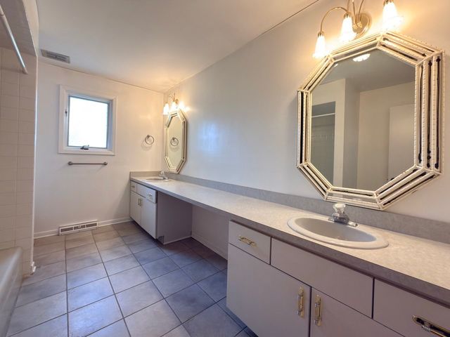 7826 Dunham Road, Downers Grove, IL 60516