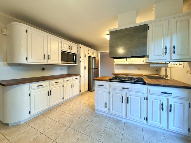 7826 Dunham Road, Downers Grove, IL 60516