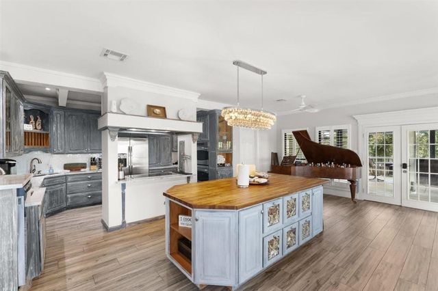 4225 W Tank Farm Road, Lake Charles, LA 70605