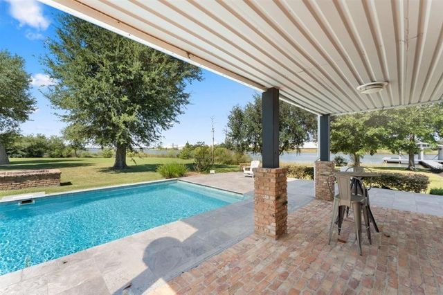 4225 W Tank Farm Road, Lake Charles, LA 70605