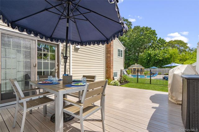939 Manor Lane, Bay Shore, NY 11706
