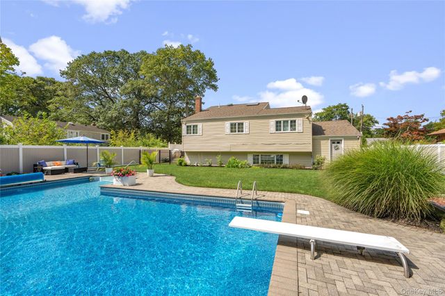939 Manor Lane, Bay Shore, NY 11706
