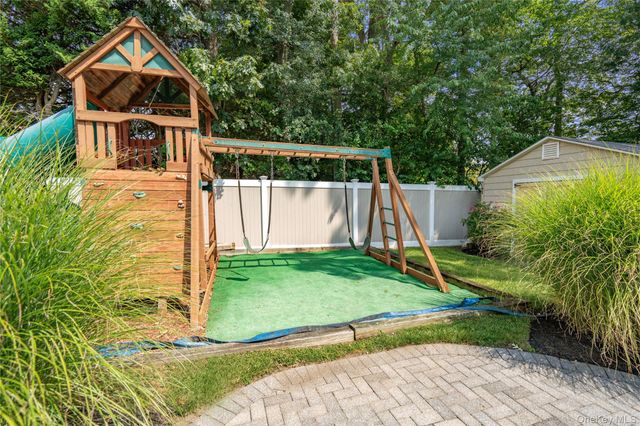 939 Manor Lane, Bay Shore, NY 11706