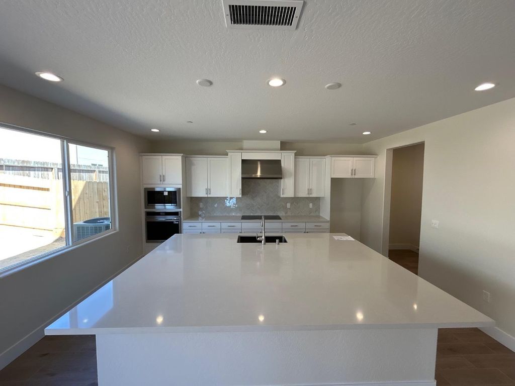 Image 11 of property listing at 2822 E Corteza Drive, Fresno, CA 93730