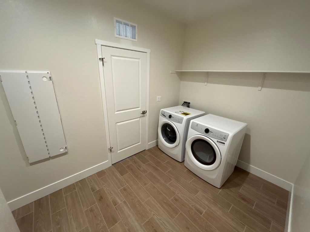 Image 25 of property listing at 2822 E Corteza Drive, Fresno, CA 93730