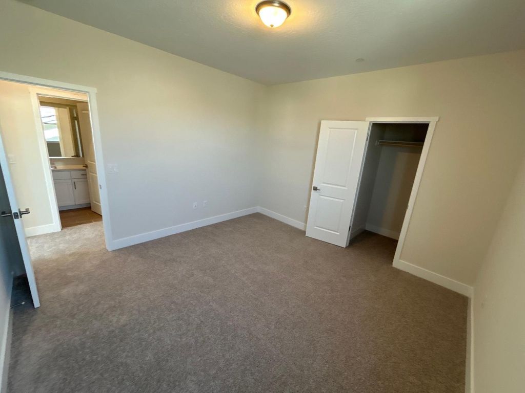 Image 26 of property listing at 2822 E Corteza Drive, Fresno, CA 93730