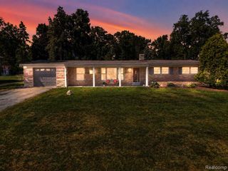 8144 Kenwick Drive, White Lake, MI 48386