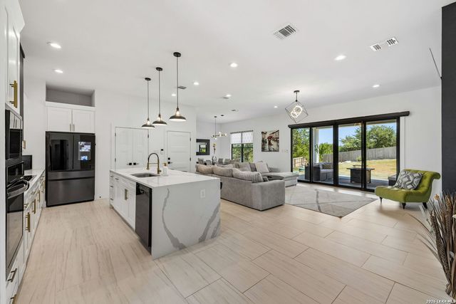216 MIDNIGHT DR, San Antonio, TX 78260