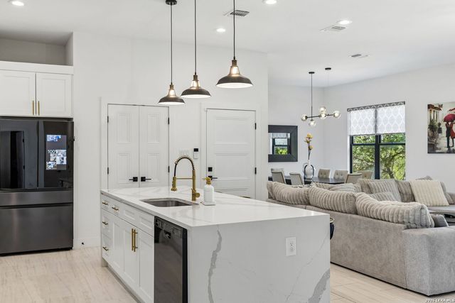 216 MIDNIGHT DR, San Antonio, TX 78260