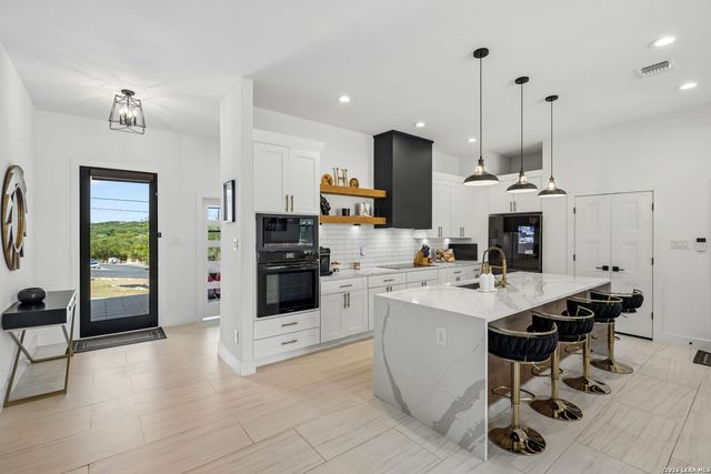 216 MIDNIGHT DR, San Antonio, TX 78260