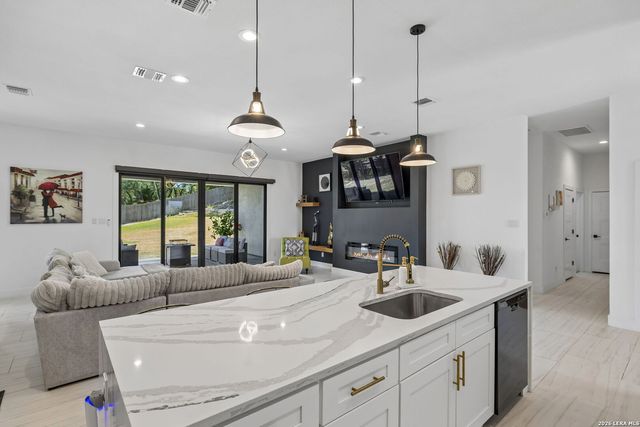 216 MIDNIGHT DR, San Antonio, TX 78260