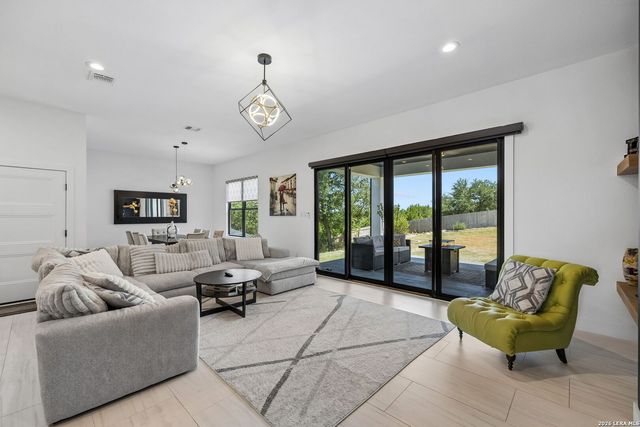 216 MIDNIGHT DR, San Antonio, TX 78260