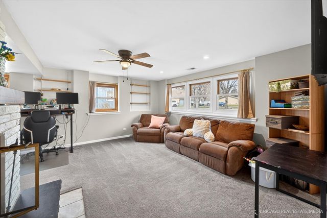 1214 Jill Peak Drive, Sleepy Hollow, IL 60118