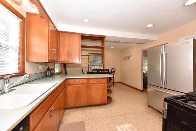 2876 S 70th STREET, Milwaukee, WI 53219