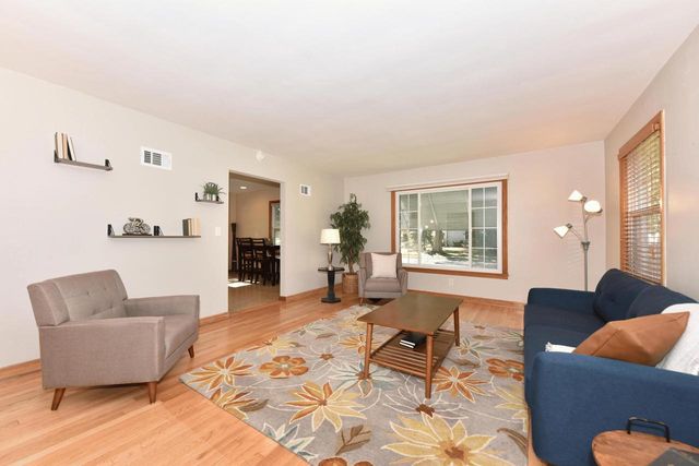 2876 S 70th STREET, Milwaukee, WI 53219