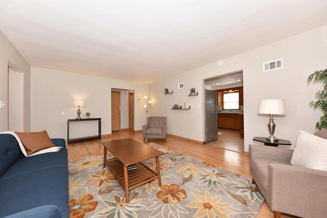 2876 S 70th STREET, Milwaukee, WI 53219