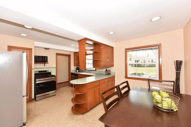 2876 S 70th STREET, Milwaukee, WI 53219