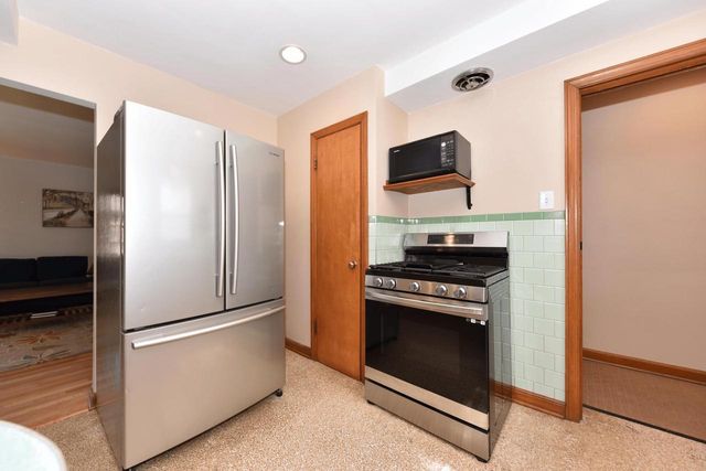 2876 S 70th STREET, Milwaukee, WI 53219