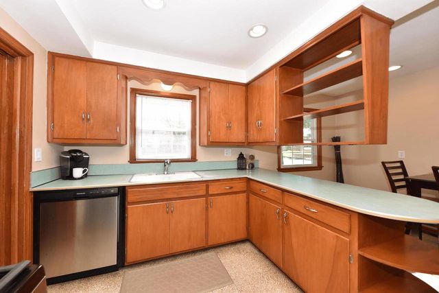 2876 S 70th STREET, Milwaukee, WI 53219