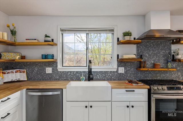 2852 NW 14th St, Meridian, ID 83646