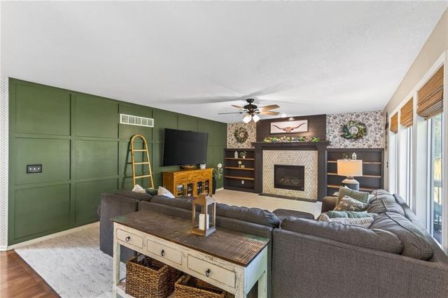 2501 SW Blazing Star Place, Lee's Summit, MO 64081