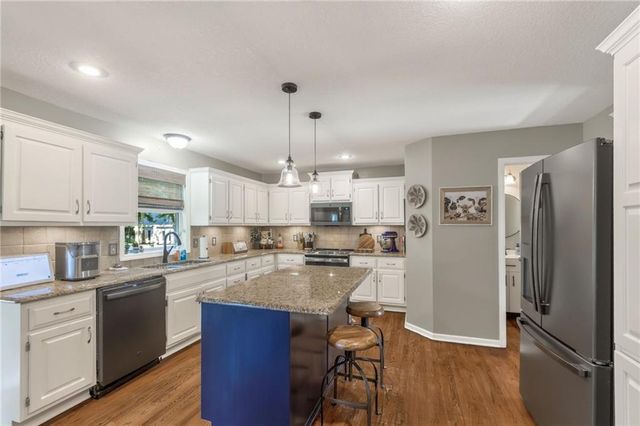 2501 SW Blazing Star Place, Lee's Summit, MO 64081