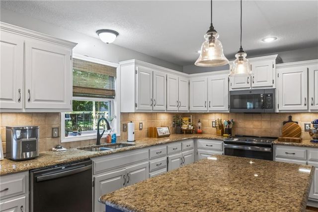 2501 SW Blazing Star Place, Lee's Summit, MO 64081