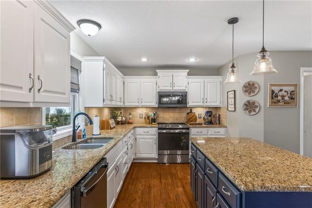 2501 SW Blazing Star Place, Lee's Summit, MO 64081