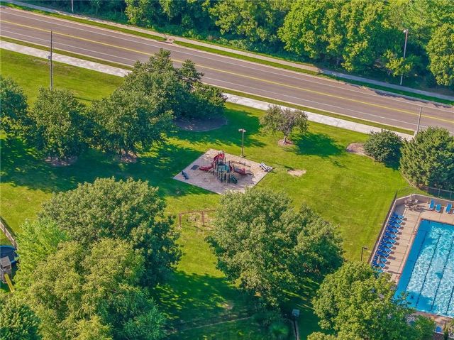 2501 SW Blazing Star Place, Lee's Summit, MO 64081