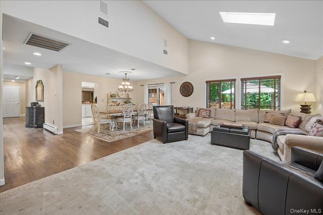 3 Rookery Circle, New City, NY 10956