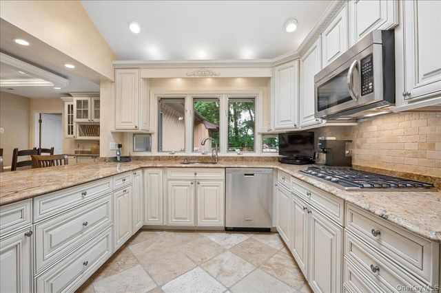 3 Rookery Circle, New City, NY 10956