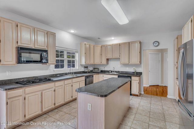 606 W Kennedy Boulevard, Lakewood, NJ 08701