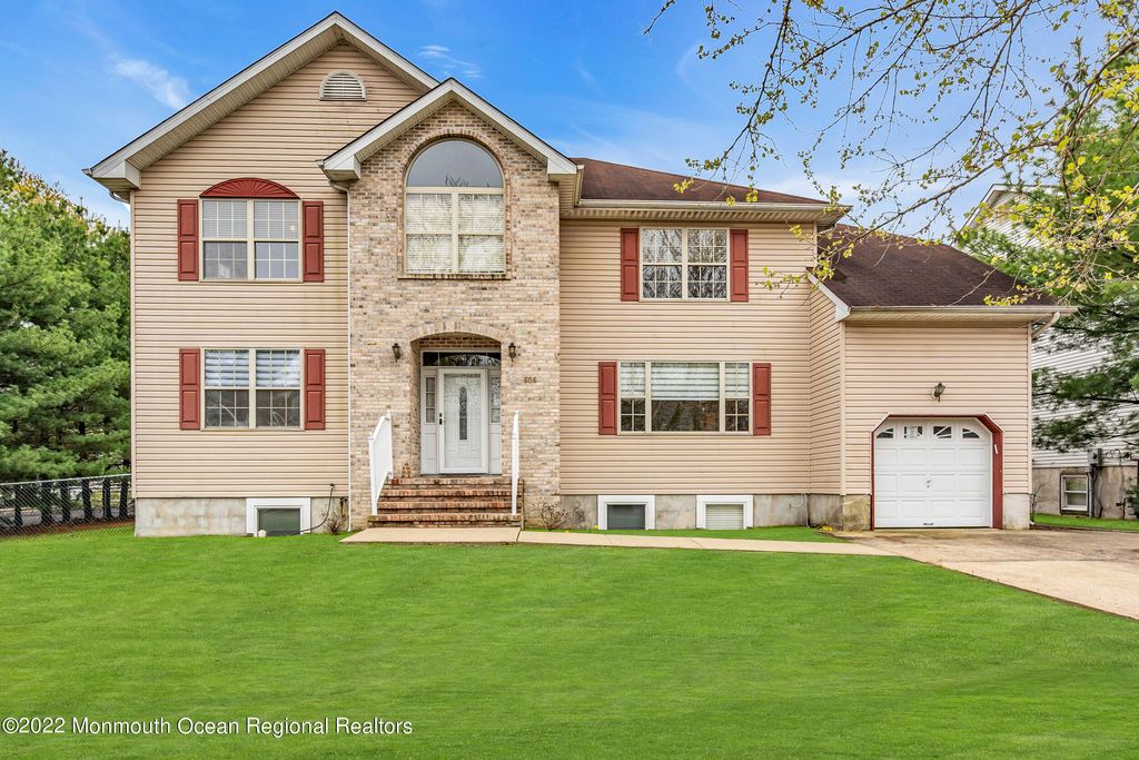 606 W Kennedy Boulevard, Lakewood, NJ 08701