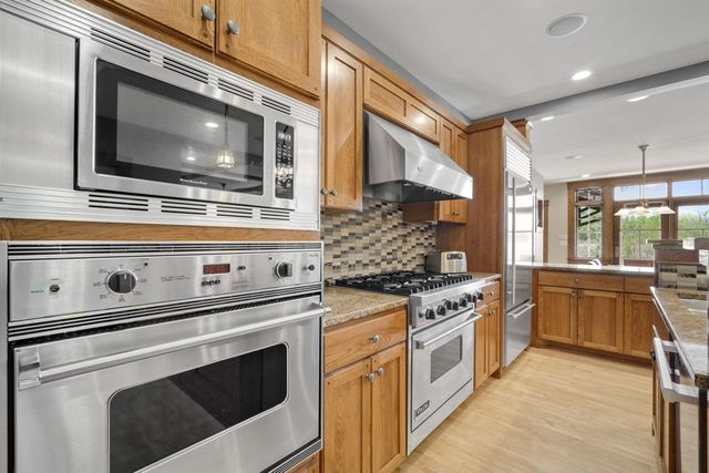 7541 S Cambridge DRIVE, Franklin, WI 53132