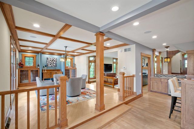 7541 S Cambridge DRIVE, Franklin, WI 53132